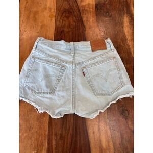LEVI'S 501 cut-off denim shorts Women 29 light wash distressed button fly